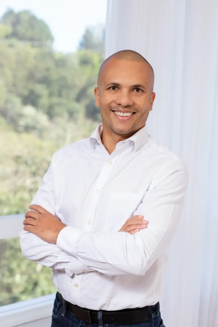 Danilo Marques, empresário em Osasco, ao lado de uma janela