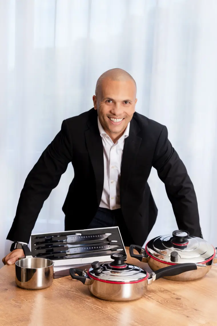 Mesa com produtos Royal Prestige® e Danilo Marques