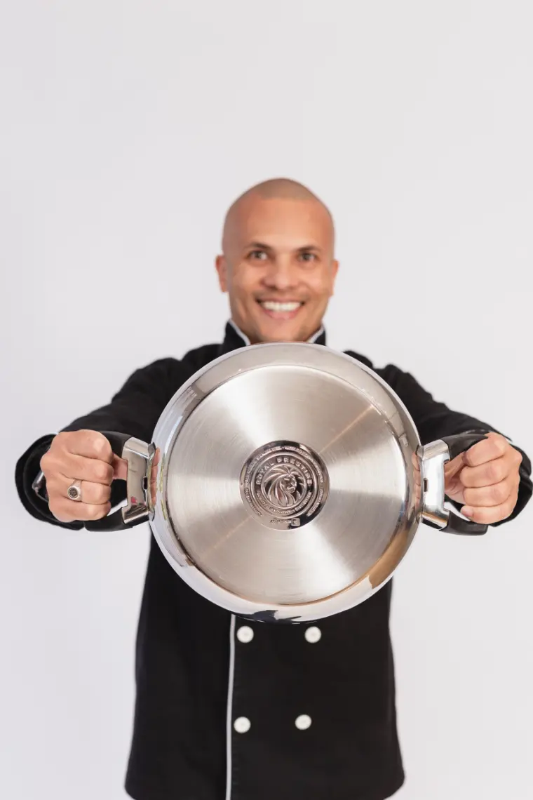Danilo Marques mostrando uma panela Royal Prestige® de aço inoxidável