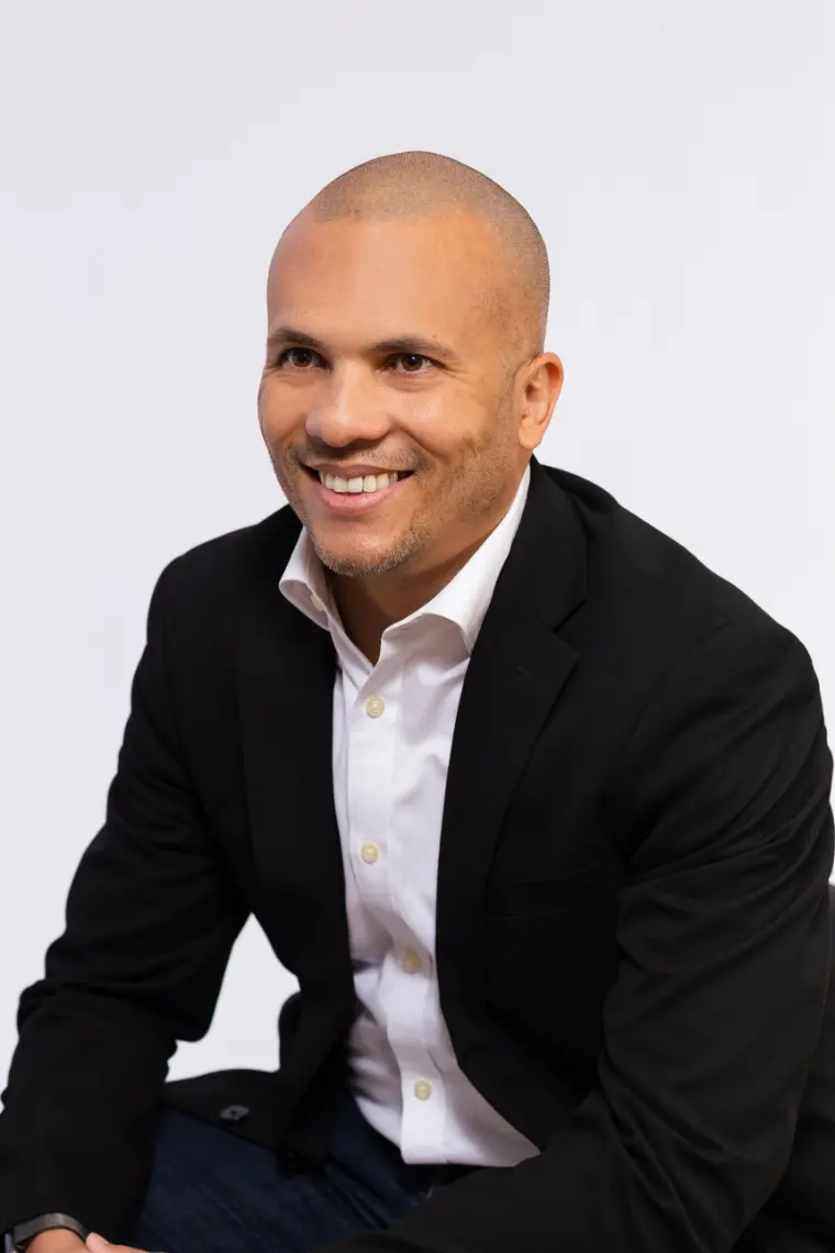 Danilo Marques, empresário e rotariano em Osasco, sorrindo, de blazer
